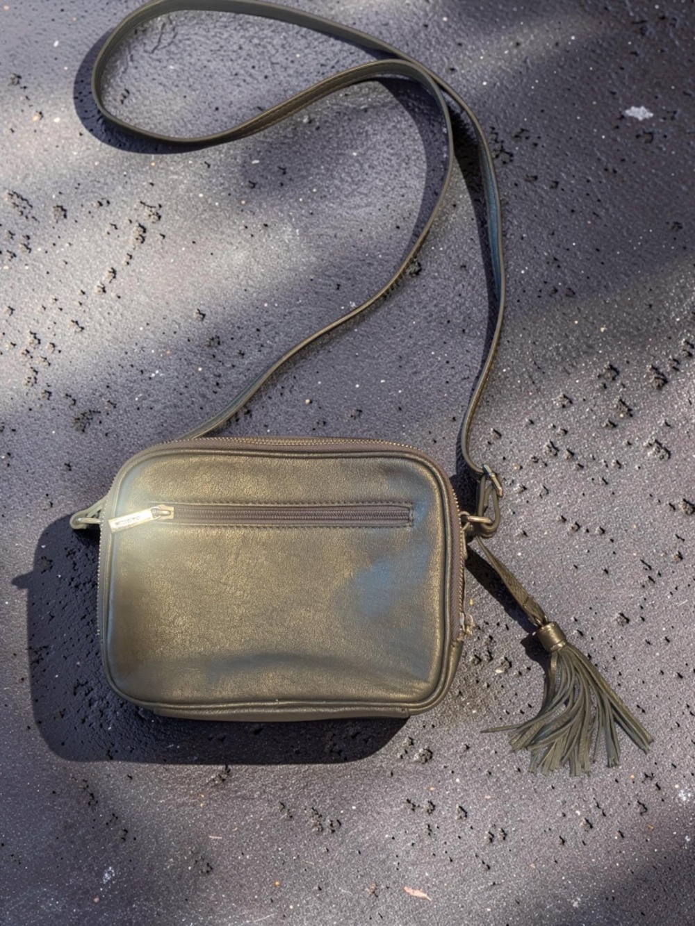 Danier 100% Metallic Leather Crossbody with Tassel - Picture 4 of 5